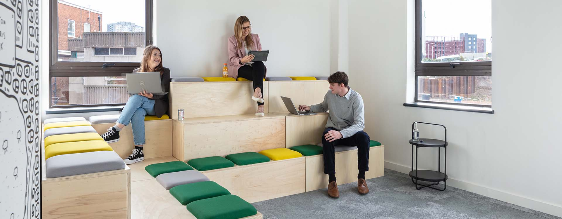 Tiered office seating huxlo